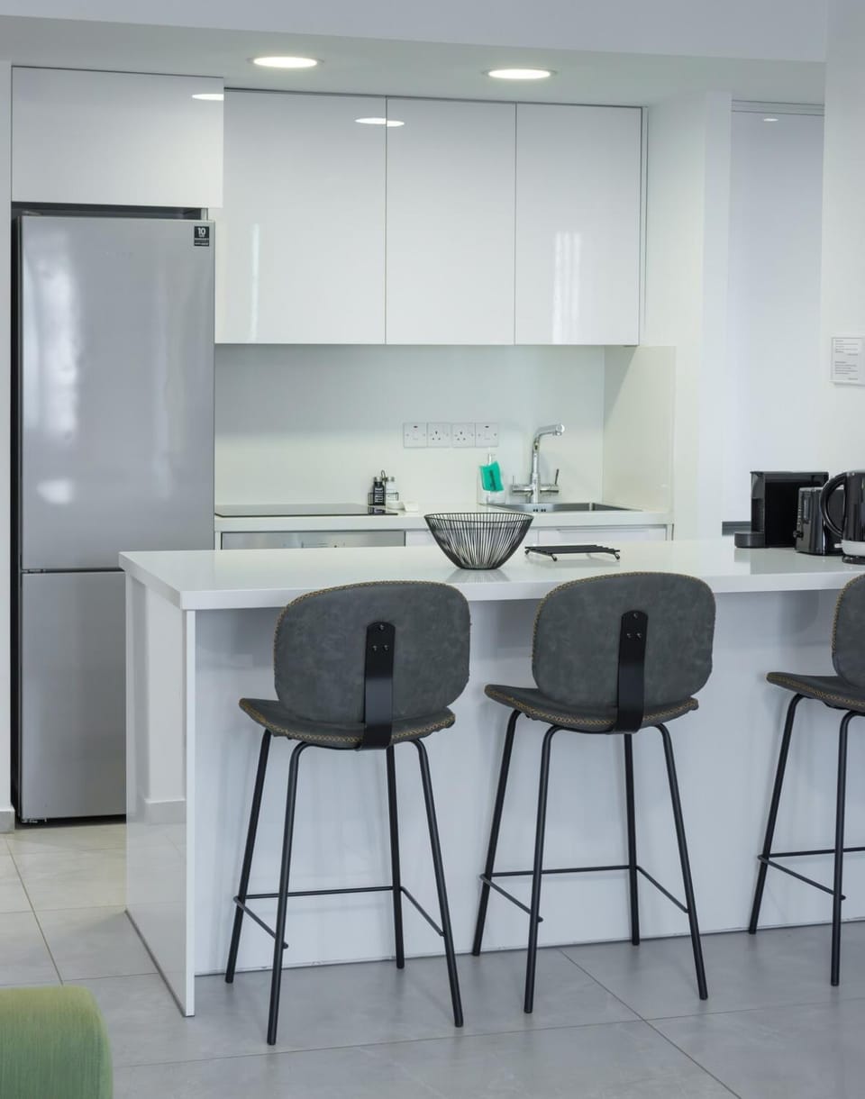 Coffee/tea facilities, Kitchen or kitchenette, Dining area, minibar, oven, stove