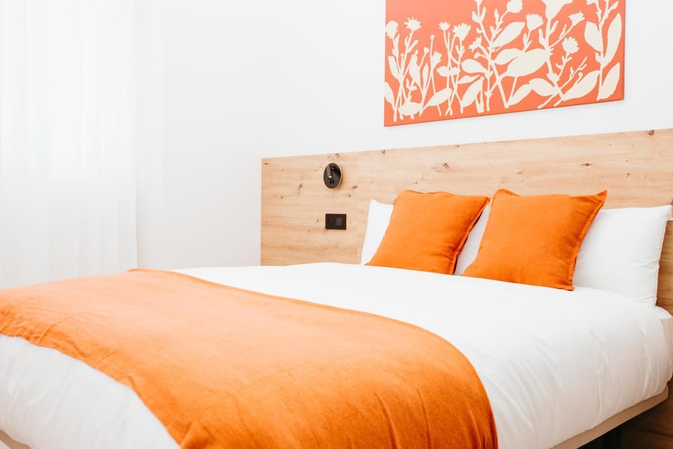 Photo of the whole room, Bedroom