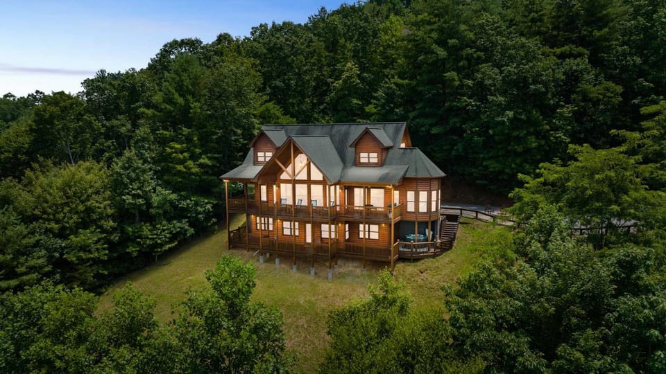 Stunning Mtn Views Sleeps 10 Hot Tub Game Room House in Tennessee