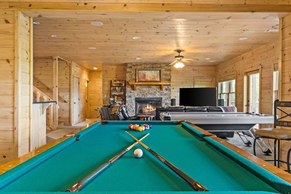Stunning Mtn Views Sleeps 10 Hot Tub Game Room House in Tennessee