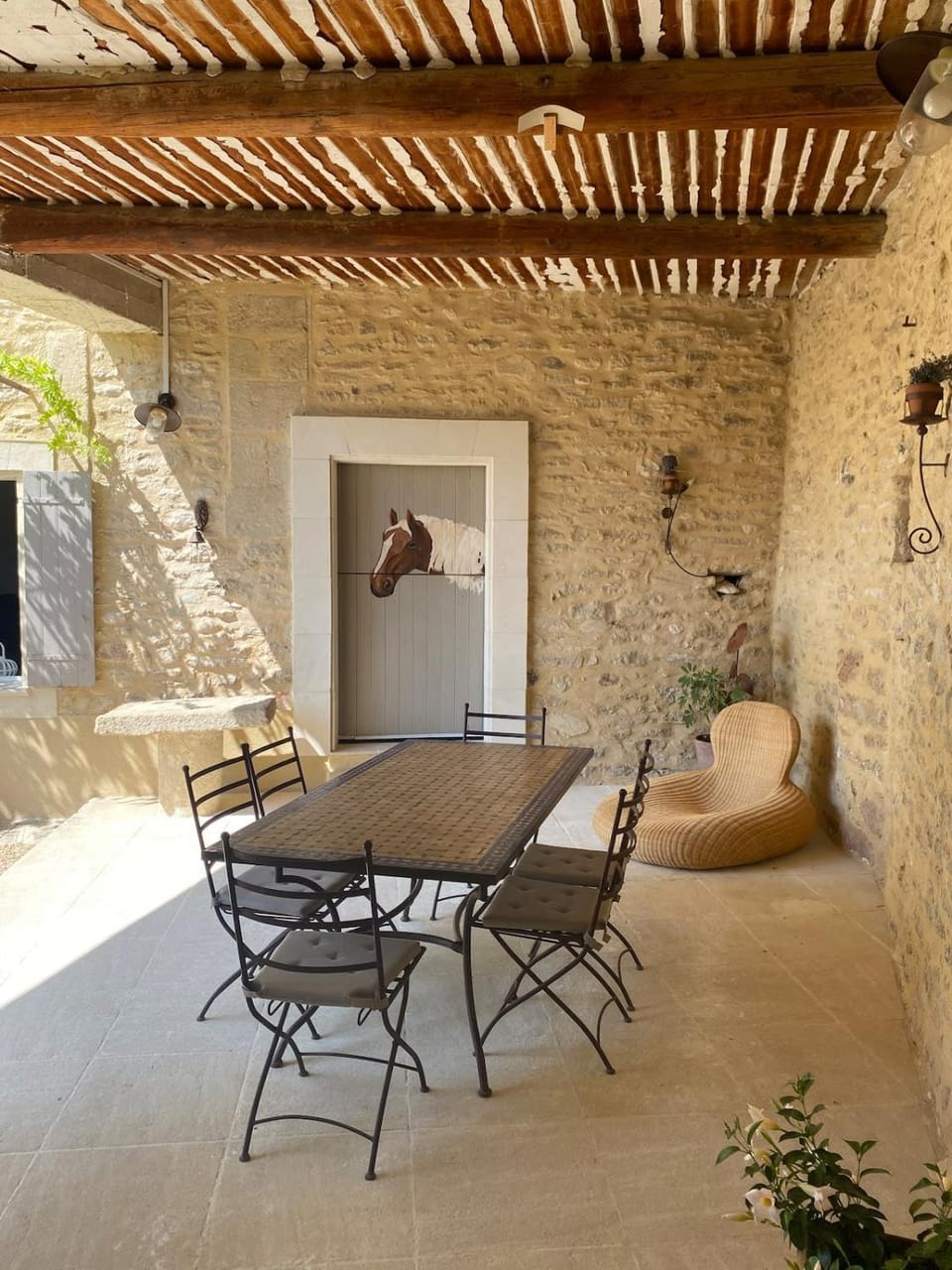 Patio, Day, Seating area, Dining area