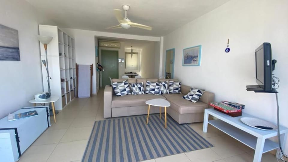 TV and multimedia, Living room, Seating area, Dining area, air conditioner