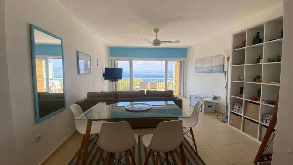 TV and multimedia, Living room, Seating area, Dining area, air conditioner