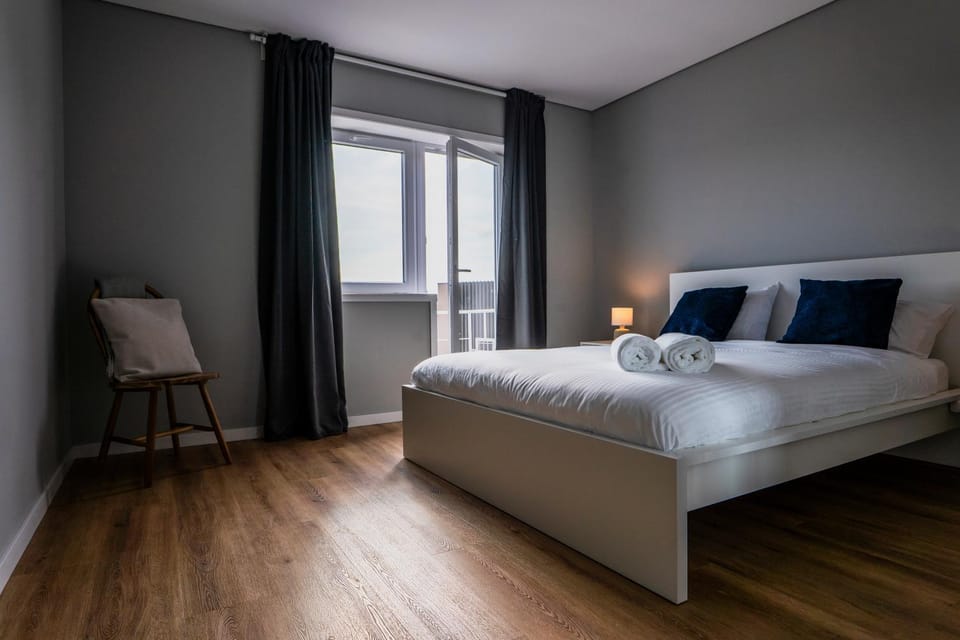 Bed, Balcony/Terrace, Photo of the whole room, Bedroom, City view, Quiet street view, towels, wardrobe