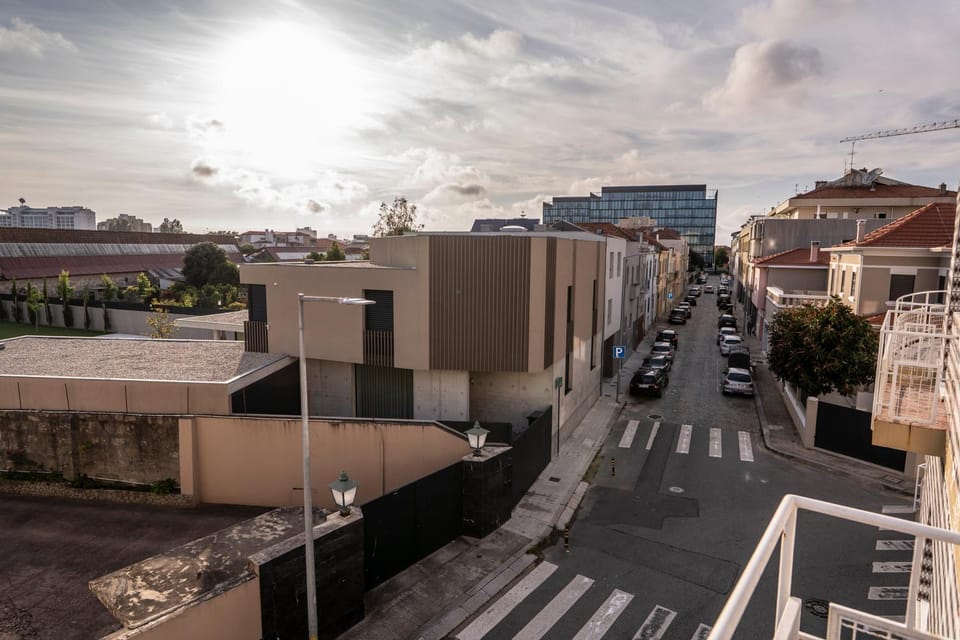 Property building, Off site, Day, Neighbourhood, City view, Street view, Location, Parking