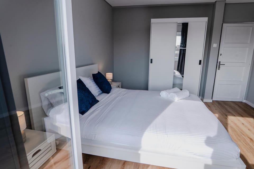 Bed, Balcony/Terrace, Photo of the whole room, Bedroom, Street view, Area and facilities, storage, towels, wardrobe