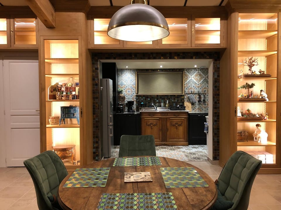 Kitchen or kitchenette, Seating area, Dining area