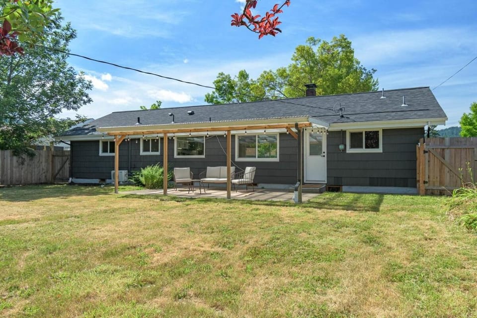 Charming Eugene Bungalow House in Eugene