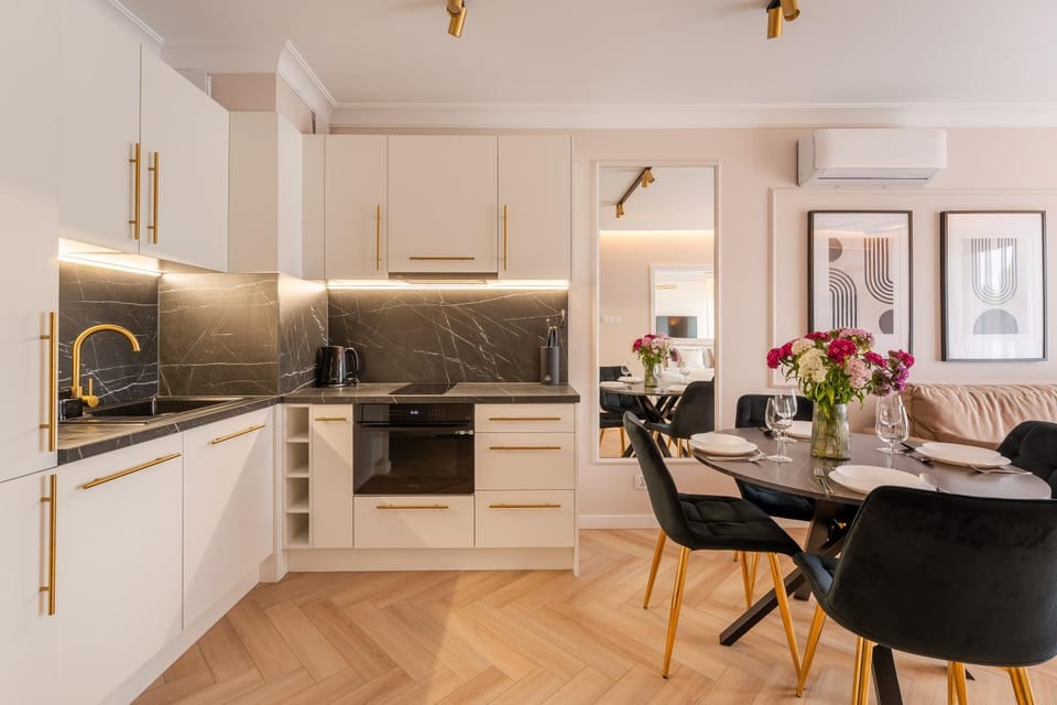 Kitchen or kitchenette, Living room, Seating area, Dining area