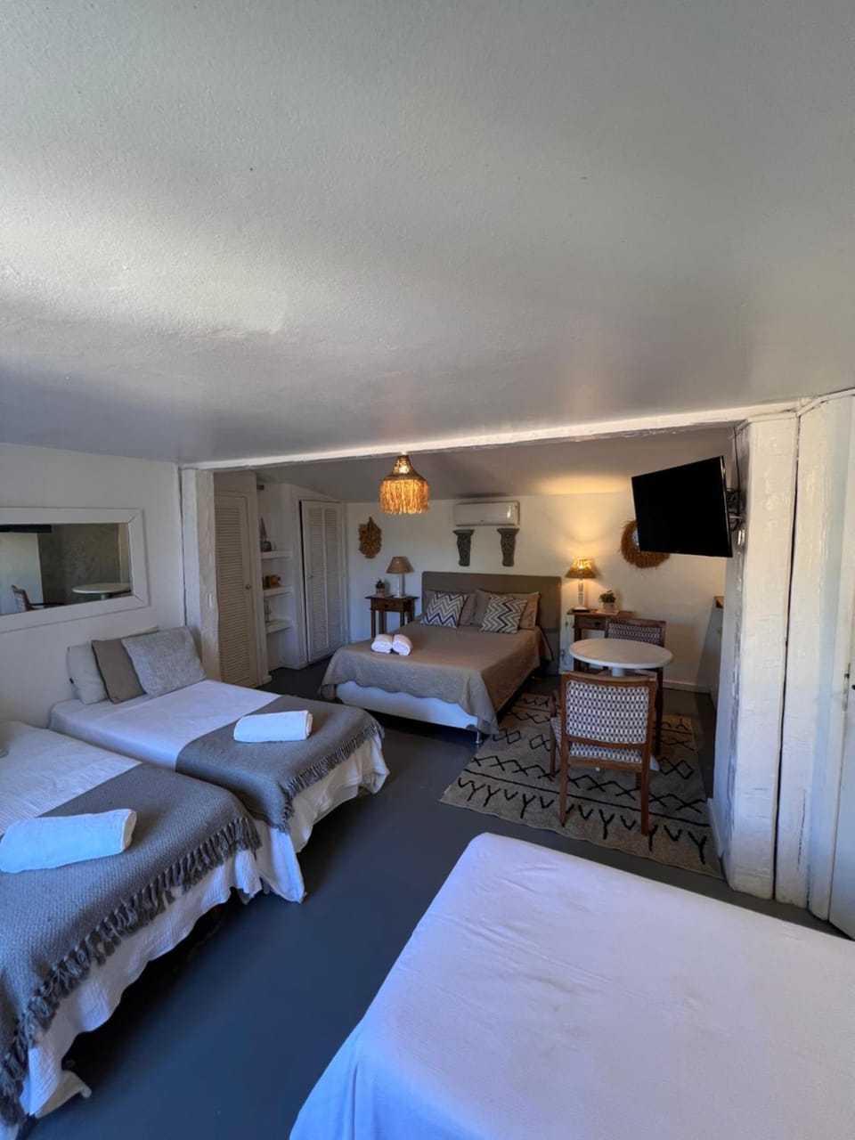 Bed, TV and multimedia, Photo of the whole room, Bedroom