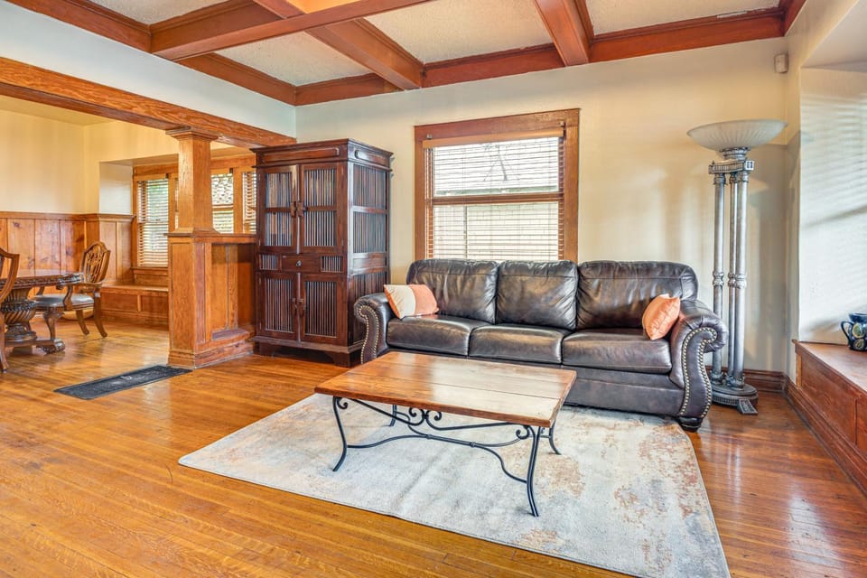 2 Mi to USC: Central Home in Los Angeles! House in Los Angeles