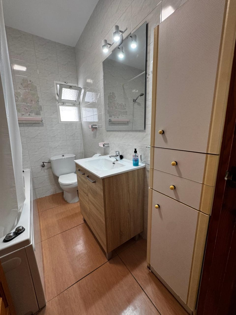 Toilet, Bathroom, towels