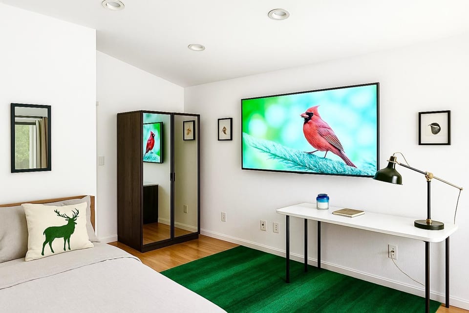 Bed, TV and multimedia, Evening entertainment, Bedroom