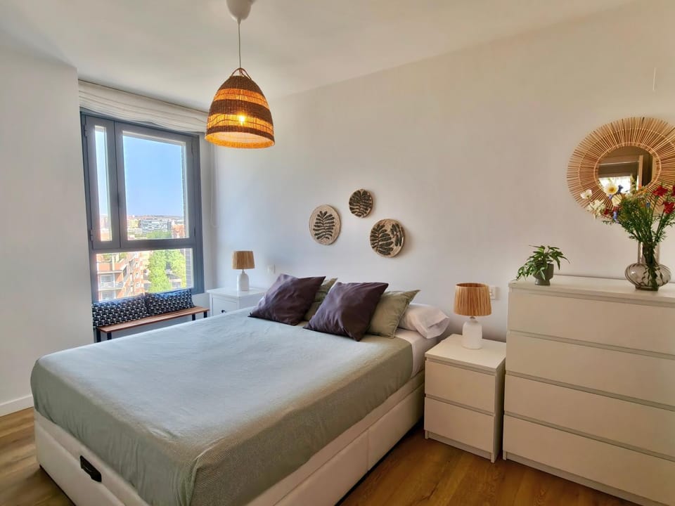Photo of the whole room, Bedroom