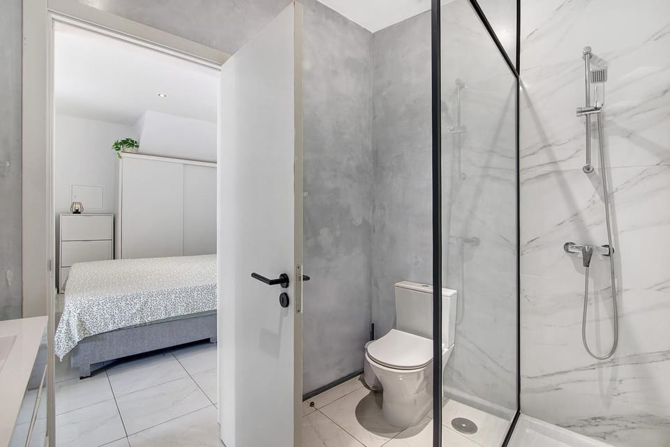 Bathroom, Living room