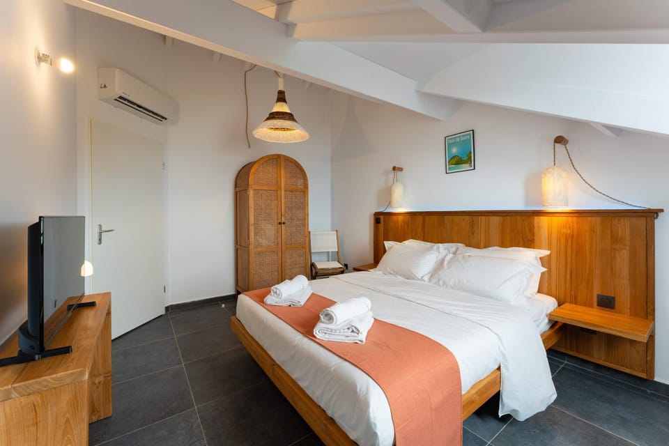 Bed, Photo of the whole room, Bedroom, wardrobe, air conditioner