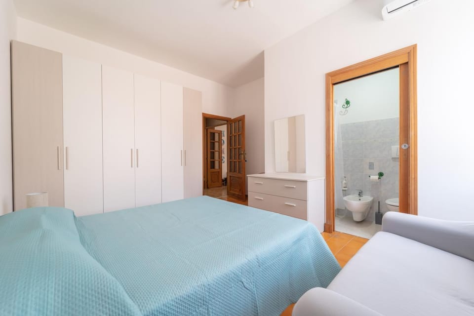Bed, Bathroom, Photo of the whole room, Bedroom, towels, wardrobe