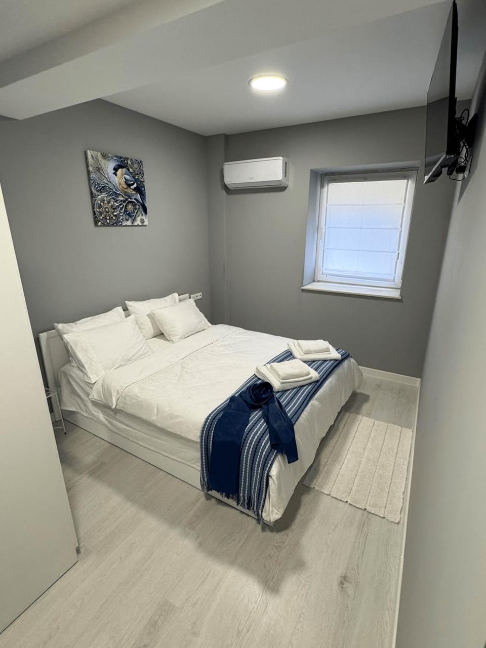 Bed, TV and multimedia, Photo of the whole room, Bedroom, towels, wardrobe, air conditioner