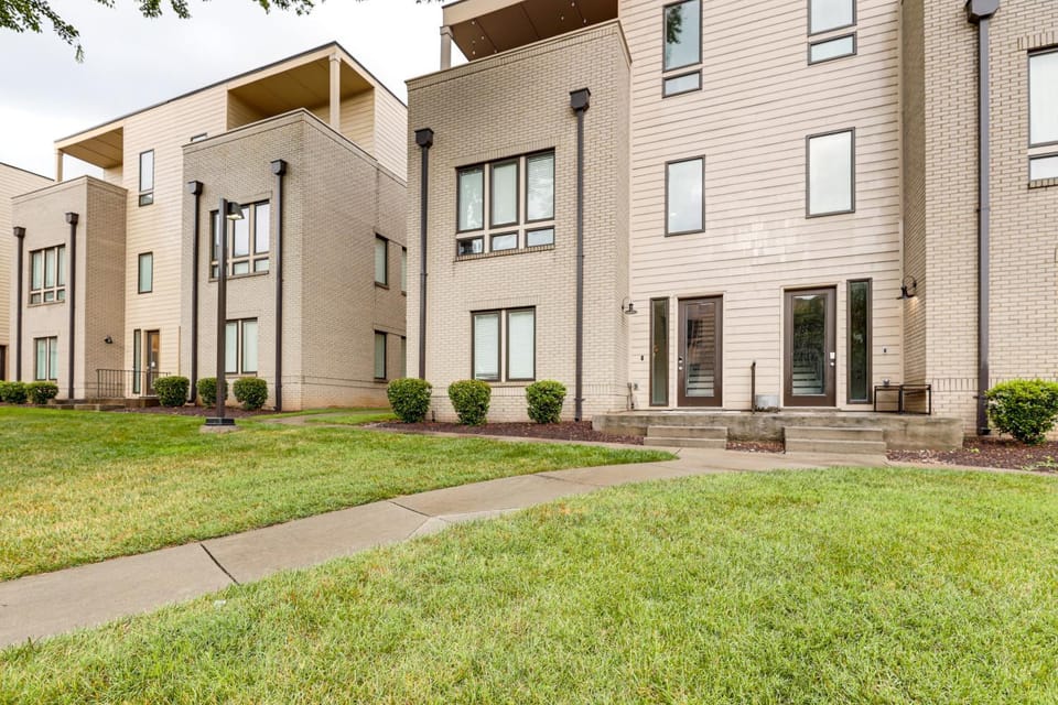 Pet-Friendly Abode w/ Balcony in East Nashville! House in East Nashville