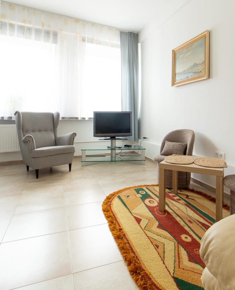 TV and multimedia, Living room, Seating area, Evening entertainment