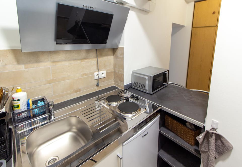 Kitchen or kitchenette, oven, stove