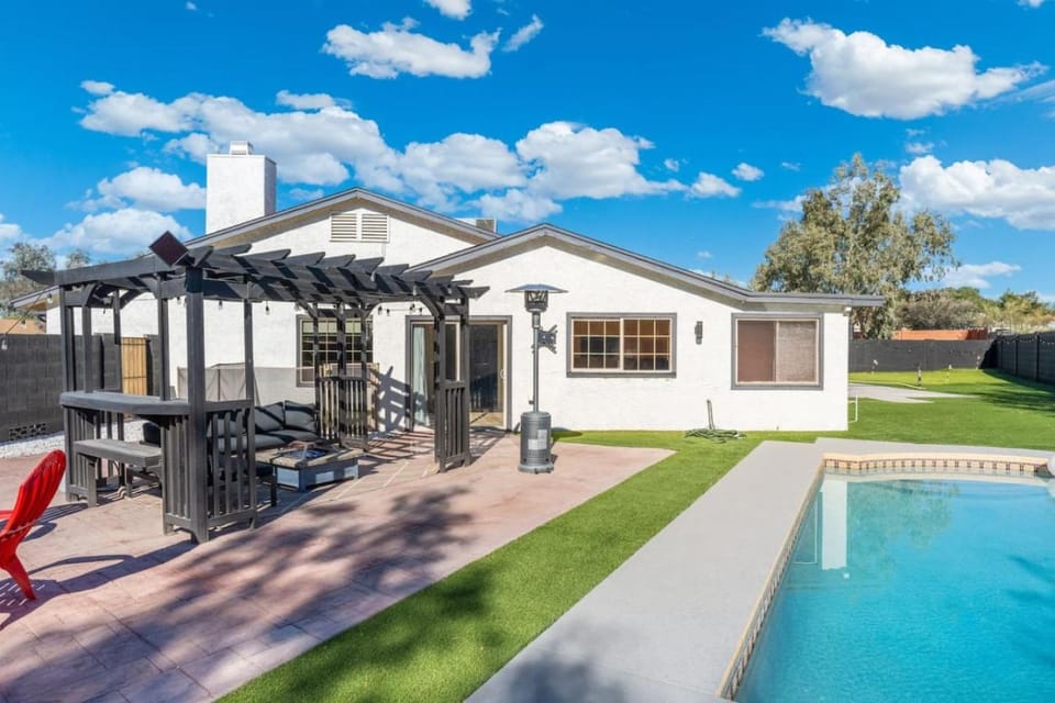 Serene Scottsdale Golf Pool Pickleball Games House in Scottsdale
