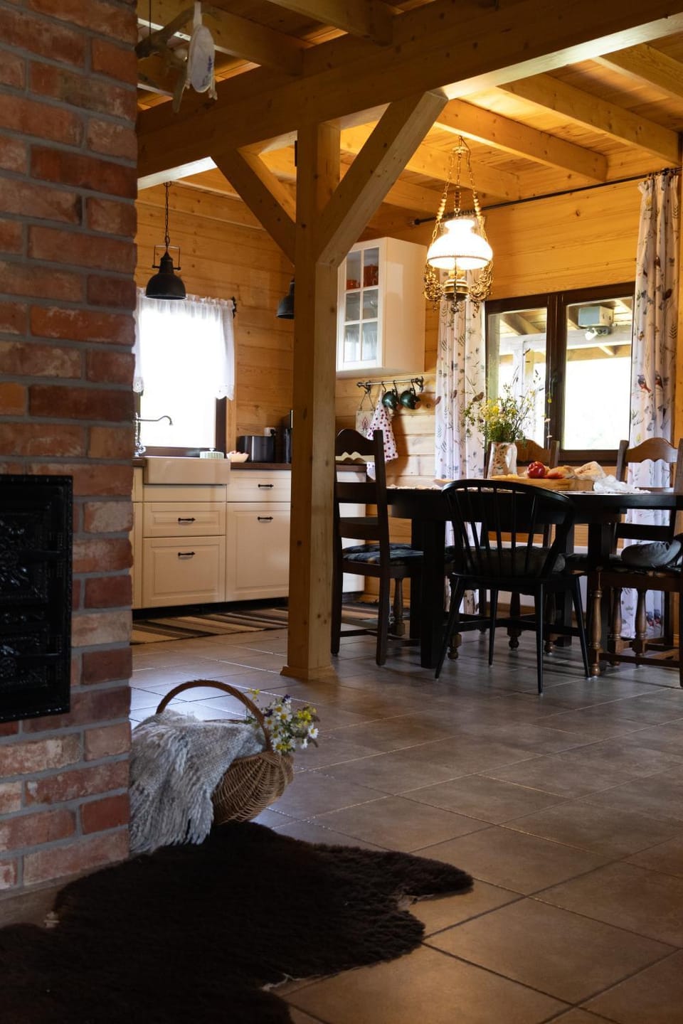 Kitchen or kitchenette, Dining area