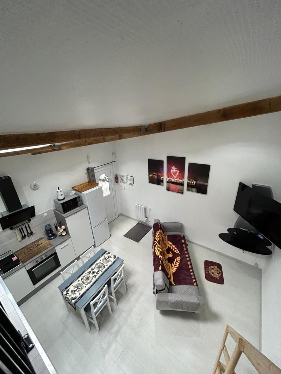 Communal lounge/ TV room, TV and multimedia, Kitchen or kitchenette, Dining area