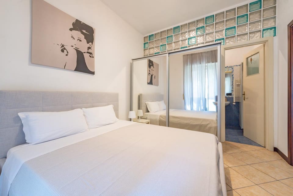 Bed, Photo of the whole room, wardrobe