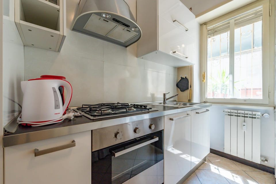 Kitchen or kitchenette, dishwasher, oven