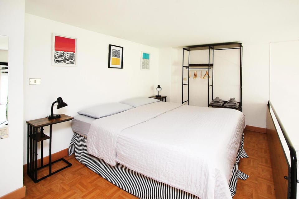 Bed, Photo of the whole room, bunk bed, towels