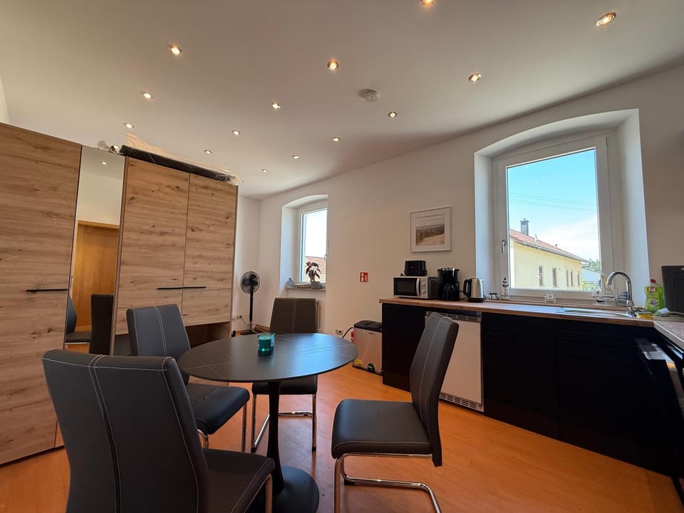 Kitchen or kitchenette, Dining area, microwave
