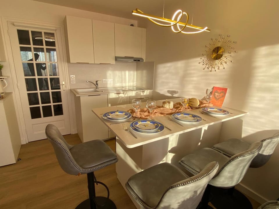 Kitchen or kitchenette, Dining area