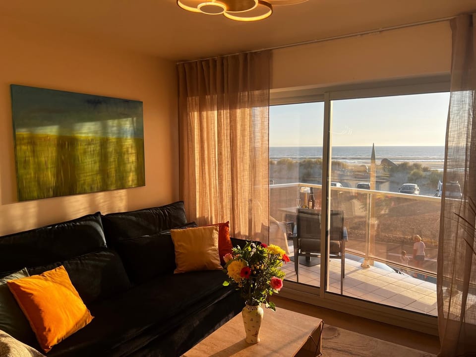 View (from property/room), Balcony/Terrace, Living room, Sea view