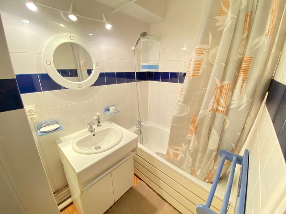 Bathroom, Bath, towels