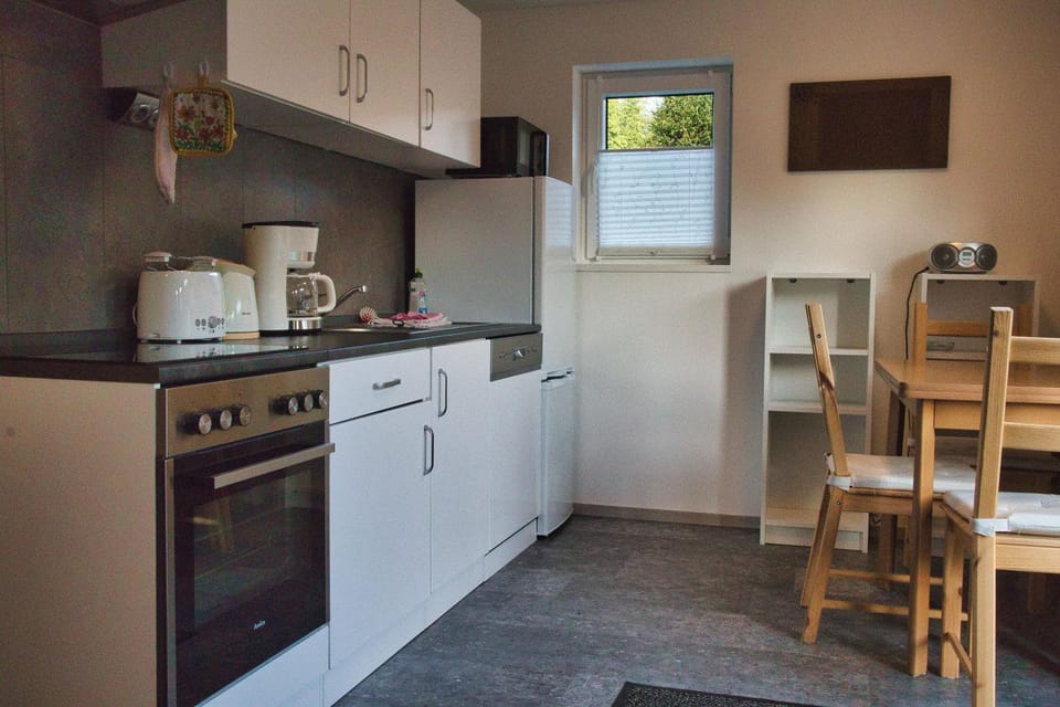 Coffee/tea facilities, Kitchen or kitchenette, Dining area, dishwasher, oven, pet friendly, stove, toaster