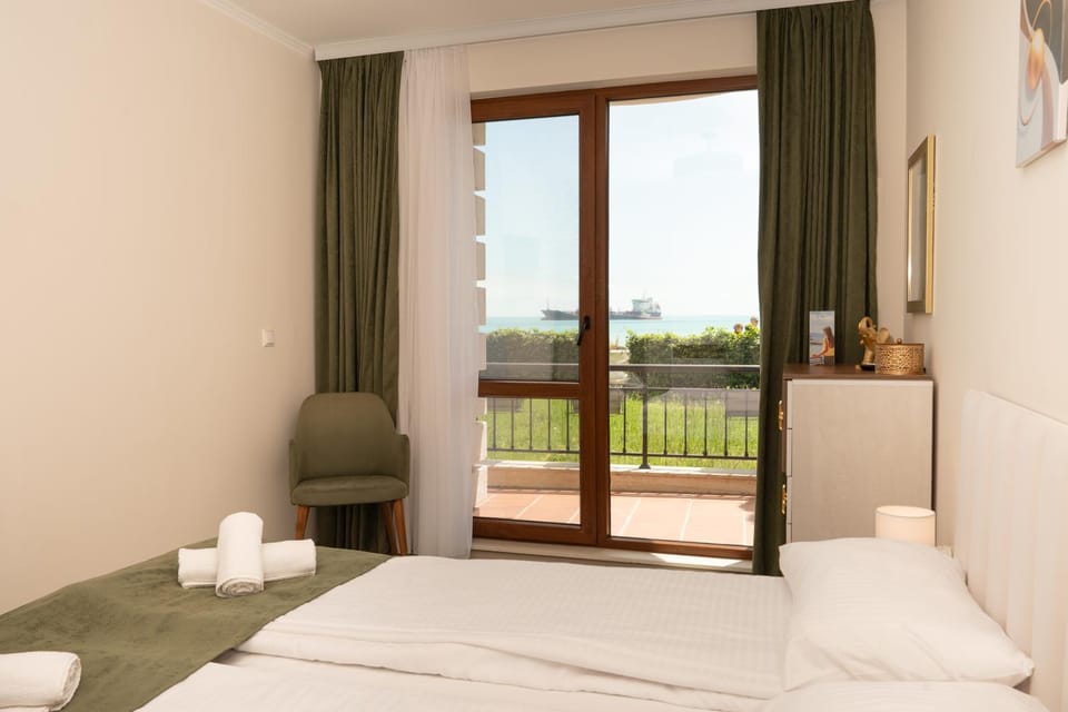 Bed, View (from property/room), View (from property/room), Balcony/Terrace, towels