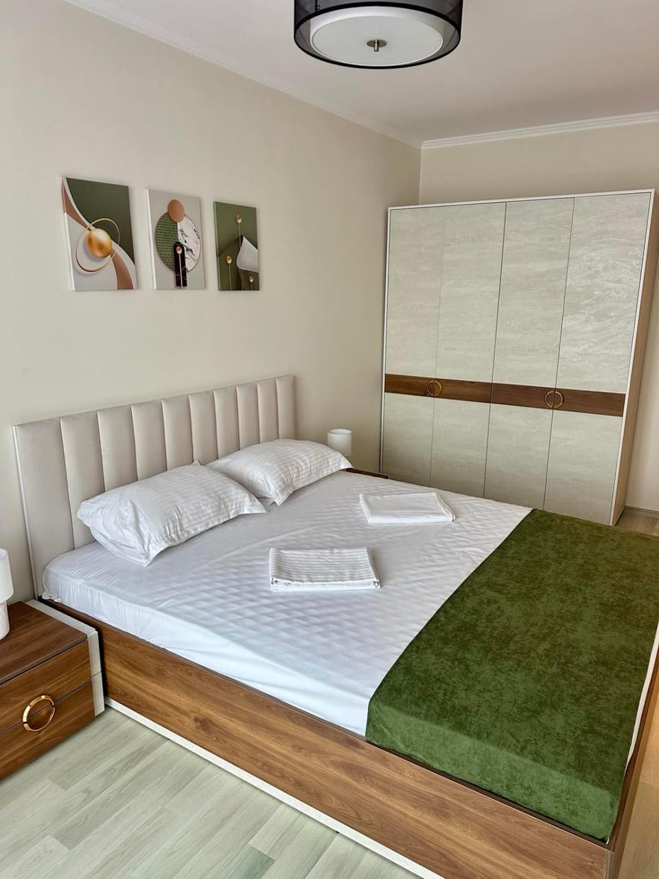 Bed, Photo of the whole room, Bedroom, towels