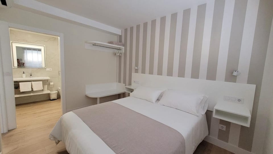 Bed, Photo of the whole room, Bedroom, air conditioner