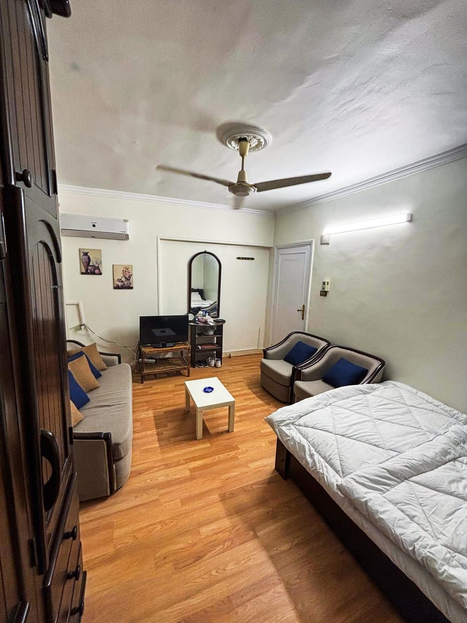 Bed, TV and multimedia, Photo of the whole room, Seating area, Bedroom, air conditioner