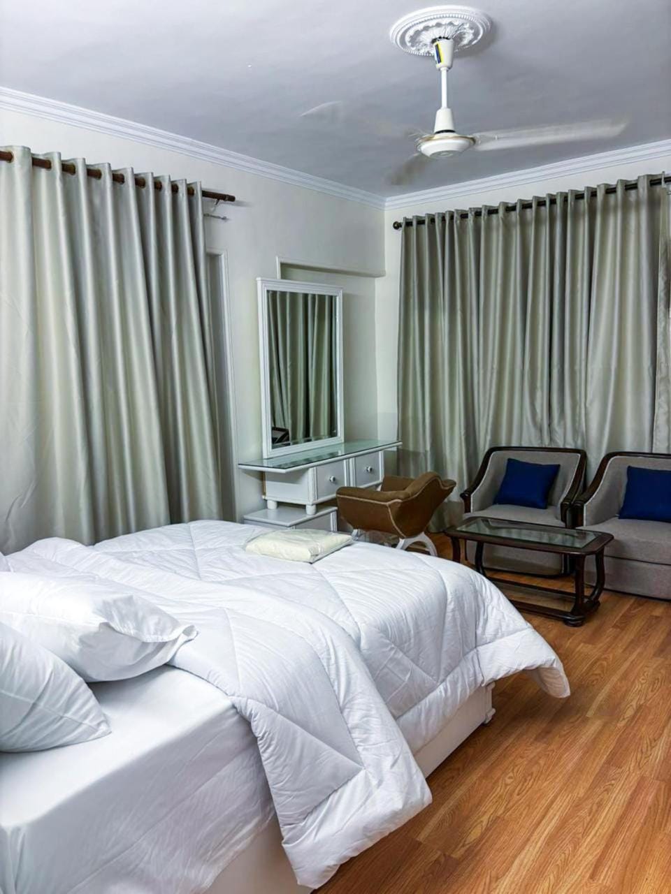 Bed, Seating area, Bedroom