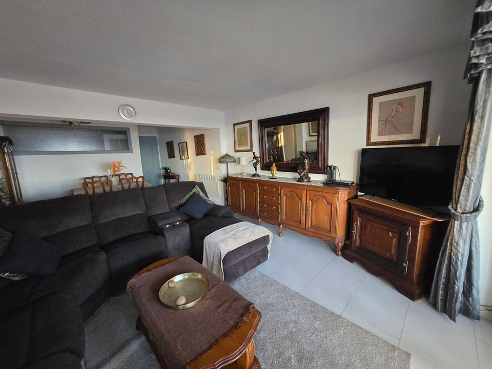 Communal lounge/ TV room