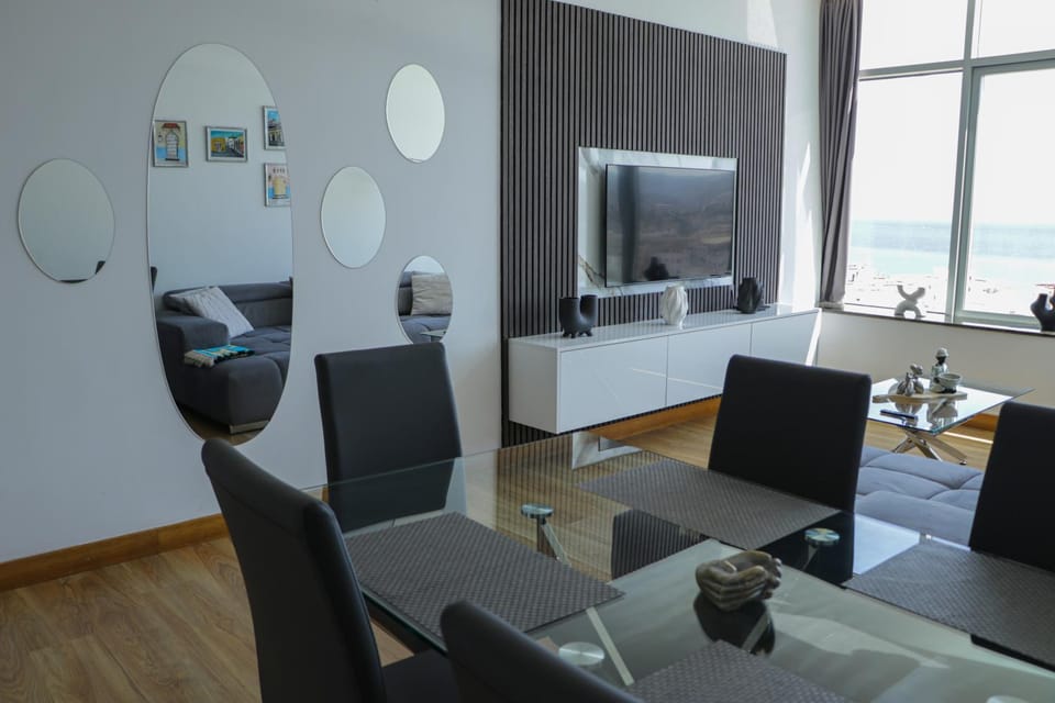 Communal lounge/ TV room, Dining area, Sea view