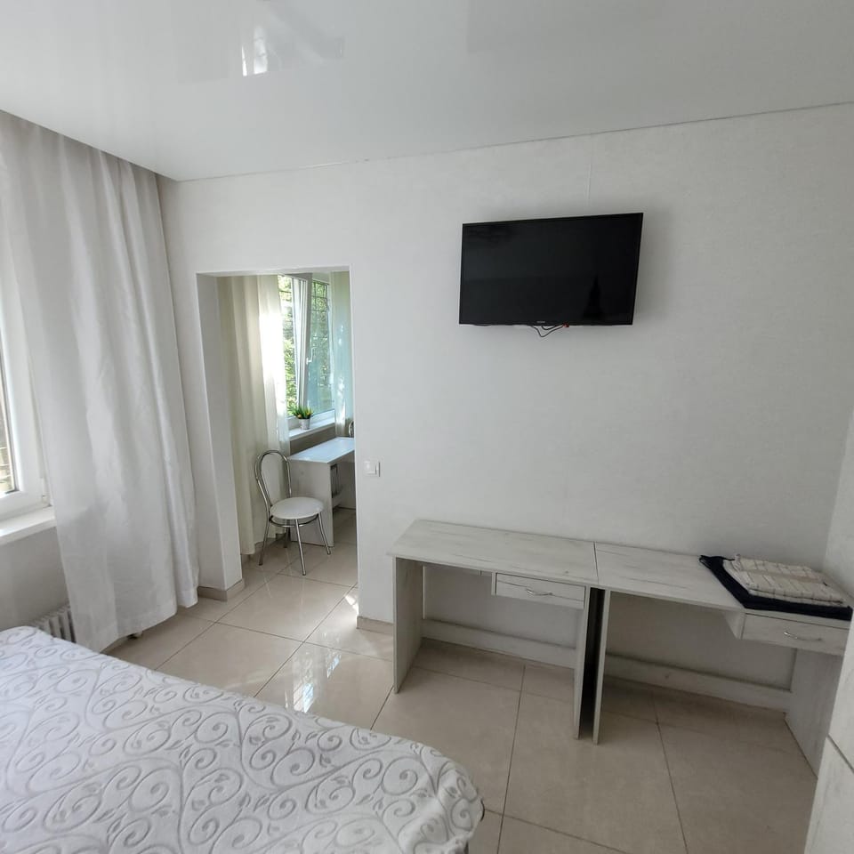 Bed, TV and multimedia, Bedroom