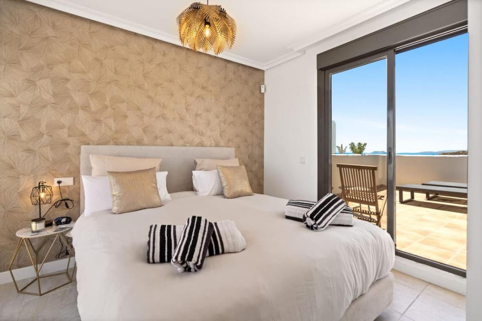 Bed, View (from property/room), Balcony/Terrace, Bedroom, towels