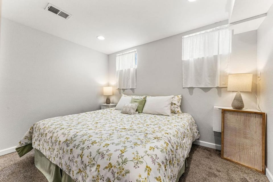 Modern Downtown Oasis Sunny Garden King Beds Apartment in Longmont