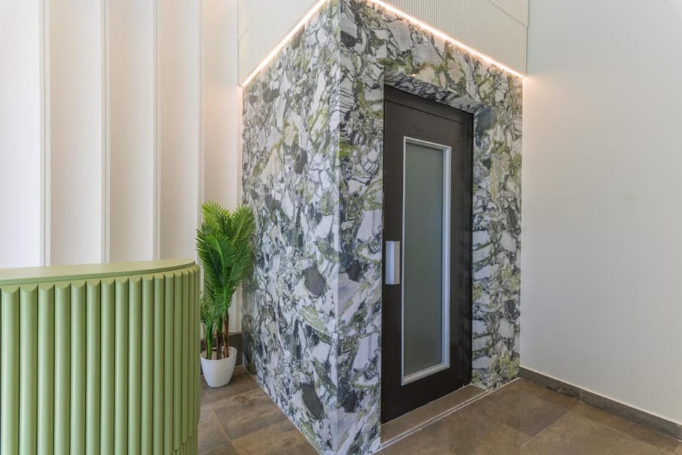 Lobby or reception, elevator