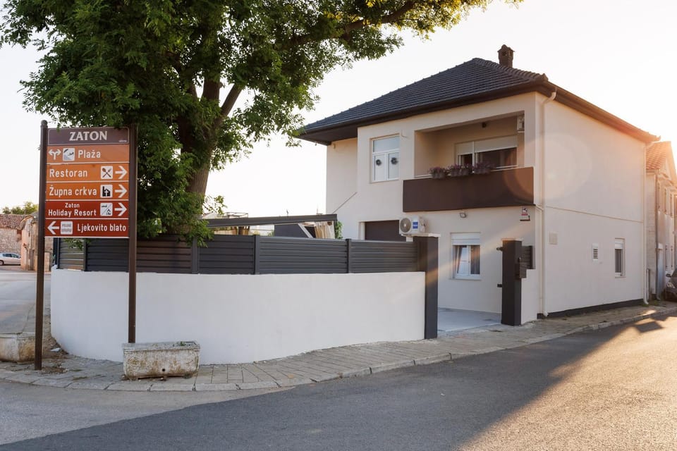 Property building, Day, Neighbourhood, Street view