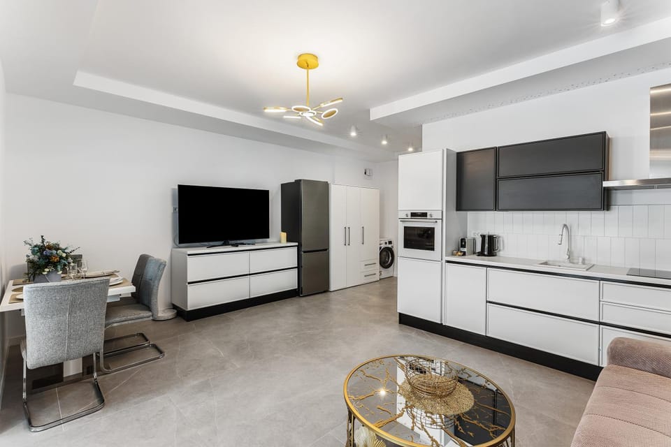 TV and multimedia, Kitchen or kitchenette, Living room, Dining area, oven, stove