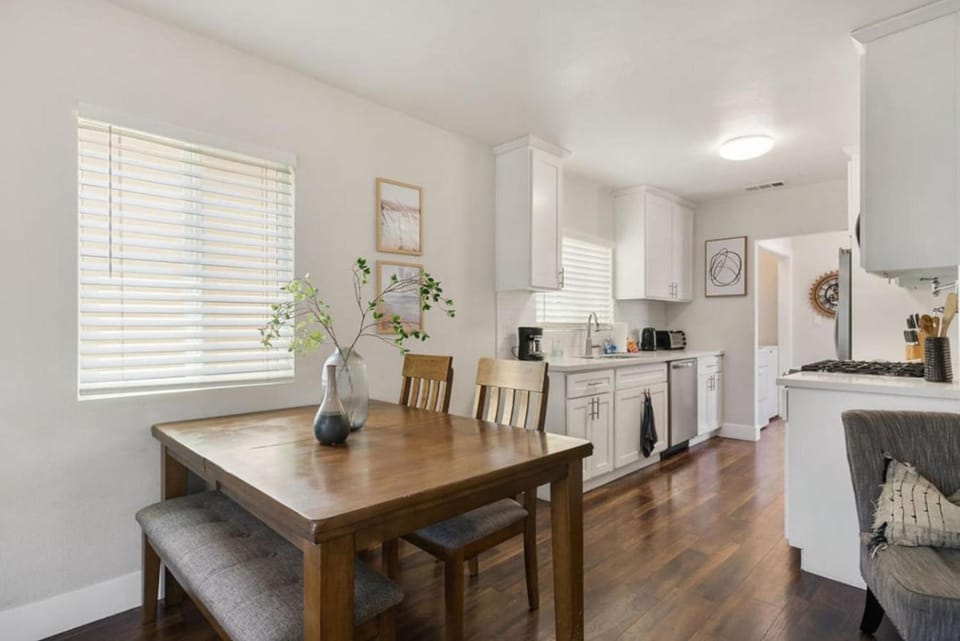 Travel Haven - Great Location - Quiet Area House in Long Beach